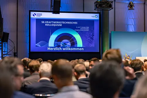 Im Plenum, der Saal ist gut gefüllt.