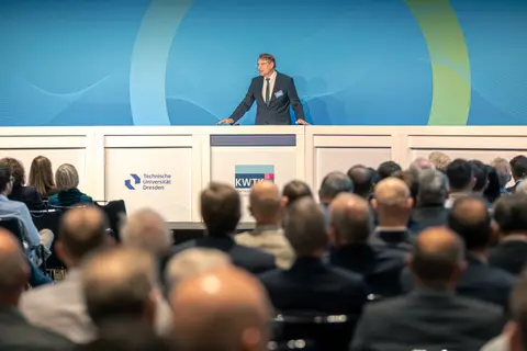 Prof. Beckmann bei der Eröffnung.