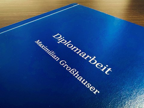 Bild zeigt ein Foto des Einbandes der Diplomarbeit. Blauer Einband, weiße Schrift.