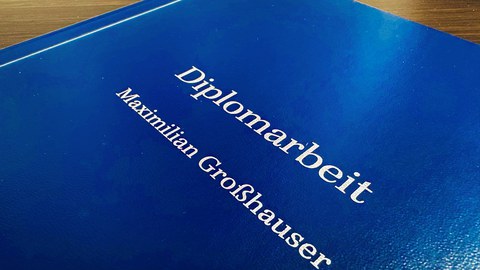 Bild zeigt ein Foto des Einbandes der Diplomarbeit. Blauer Einband, weiße Schrift.