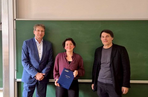 Nach der Diplomverteidigung von Nora Rilke: ein Teamfoto.