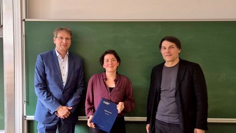 Nach der Diplomverteidigung von Nora Rilke: ein Teamfoto.