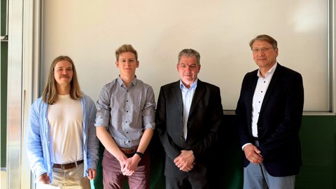 Dipl.-Ing. Valentin Scheffel (TU Dresden), der Diplomand Pascal Schröder, Dr.-Ing. Lothar Schütze (SachsenEnergie)und Prof. Dr.-Ing. Michael Beckmann (TU Dresden).