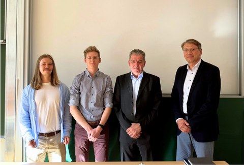 Dipl.-Ing. Valentin Scheffel (TU Dresden), der Diplomand Pascal Schröder, Dr.-Ing. Lothar Schütze (SachsenEnergie)und Prof. Dr.-Ing. Michael Beckmann (TU Dresden).