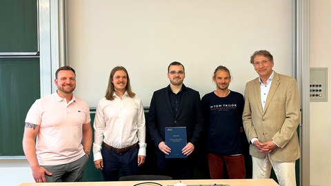 Der Diplomand Aaron Paufler (Mitte) nach der Verteidigung.