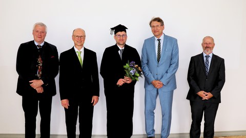 Matthias Reiche in der Mitte und zu seinen Seiten die Prüfungskommission.