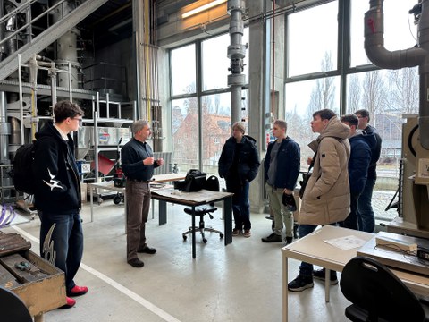 Die Besuchergruppe, in der Mitte Dr. Unz, im ZET.