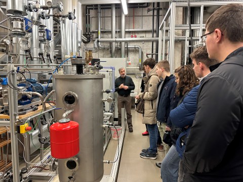 Die Besuchergruppe im ZET, Dr. Unz erklärt die Forschungsprojekte.