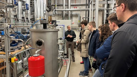 Die Besuchergruppe im ZET, Dr. Unz erklärt die Forschungsprojekte.