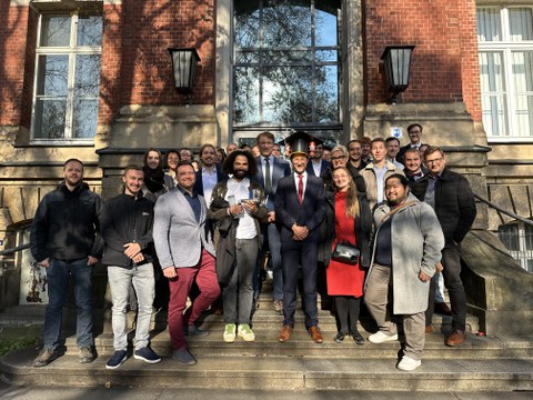 Johannes Manthey (in der Mitte mit Hut), umringt von Kolleginnen und Kollegen, Freunden und Familie nach erfolgreicher Verteidigung seiner Dissertation.