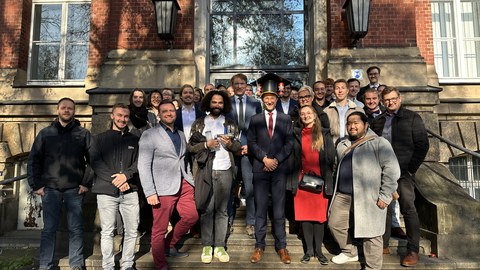 Johannes Manthey (in der Mitte mit Hut), umringt von Kolleginnen und Kollegen, Freunden und Familie nach erfolgreicher Verteidigung seiner Dissertation.