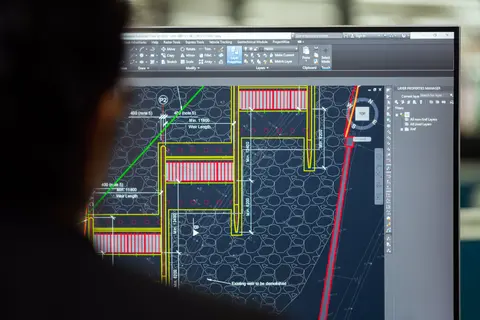 Verwendung von CAD-Software auf einem Computerbildschirm in einem Büroumfeld.