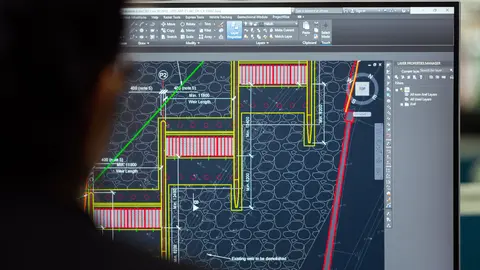 Verwendung von CAD-Software auf einem Computerbildschirm in einem Büroumfeld.
