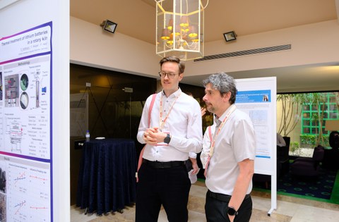 Matteo Giesen erklärt einem Interessenten sein Poster.