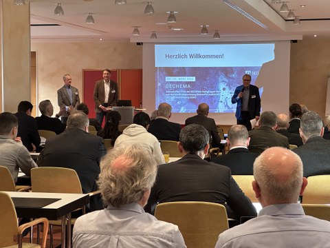 Die 3 Fachgruppenleiter eröffnen gemeinsam die Veranstaltung, stehen vor den Teilnehmern zur Begrüßung.