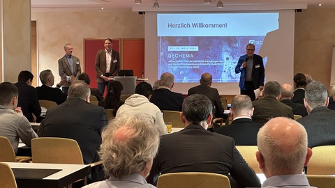 Die 3 Fachgruppenleiter eröffnen gemeinsam die Veranstaltung, stehen vor den Teilnehmern zur Begrüßung.