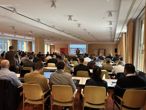 Im Plenum, der Saal ist gut gefüllt.