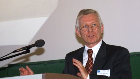 Prof. Siegfried Ripperger spricht auf dem Kolloquium zum 50ten Jubiläum des Instituts für Verfahrenstechnik und Umwelttechnik im Jahr 2003.