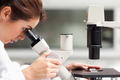 Frau mit Mikroskop
