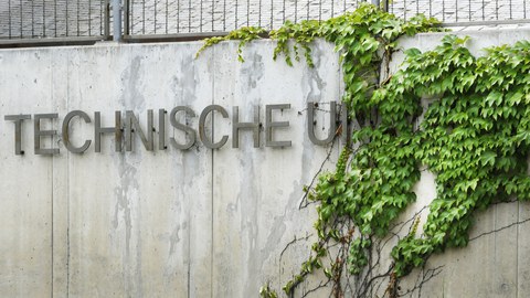 Uni Schriftzug pflanzenbedeckt