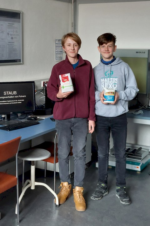 Moritz and Konstantin in the lab of particle technology