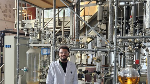 Wissenschaftler D. Ricchiari vor der CO2 Abscheideanlage