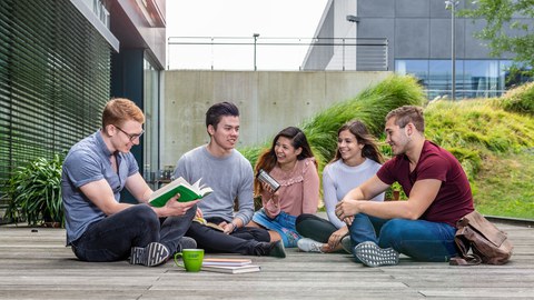 Studierende auf dem Campus_Workshop