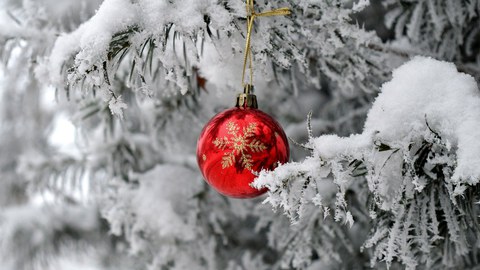 Weihnachtskugel am Baum