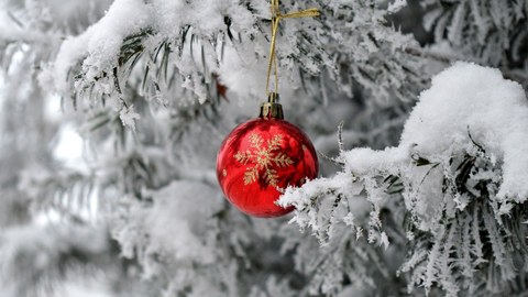 Weihnachtskugel am Baum