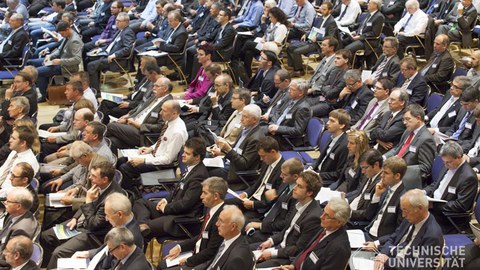 Menschen sitzen in vollem Hörsaal