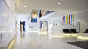 Here you find a photograph of the foyer of Fraunhofer IKTS, view from inside.