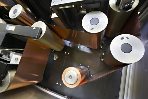 Das Bild zeigt eine Detailsaufnahme eines Coaters zur Elektrodenfolienherstellung im Technikumsmassstab.