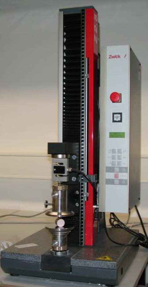 Photograph of the device used to measure the mechanical strength of ceramic green bodies.