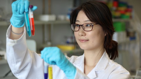 Eunhye in lab