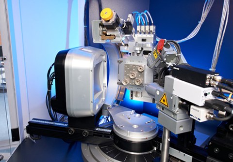 Das Bild zeigt ein Mikrodiffraktometer zur lokalen Analyse von Textur und inneren Spannungen in ultrafeinkörnigen Metallkompositen.