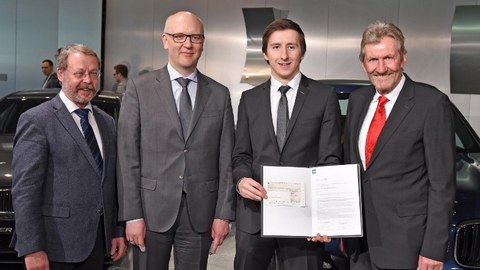 Preisträger Jonas Richter (2.v.r.) mit Prof. Dr. N. Modler (ILK-Vorstand, 2.v.l.), Dr. A. P. Eggert (VDI-Gesellschaft Materials Engineering, l.) und Prof. Dr. R. Stauber (VDI-Fachbereich „Kunststoffe im Automobilbau“, r.)