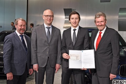 Preisträger Jonas Richter (2.v.r.) mit Prof. Dr. N. Modler (ILK-Vorstand, 2.v.l.), Dr. A. P. Eggert (VDI-Gesellschaft Materials Engineering, l.) und Prof. Dr. R. Stauber (VDI-Fachbereich „Kunststoffe im Automobilbau“, r.)