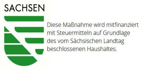 Förderhinweis mit Aufschrift "Diese Maßnahme wird mitfinanziert durch Steuermittel auf der Grundlage des vom Sächsischen Landtag beschlossenen Haushaltes." und Wappen.