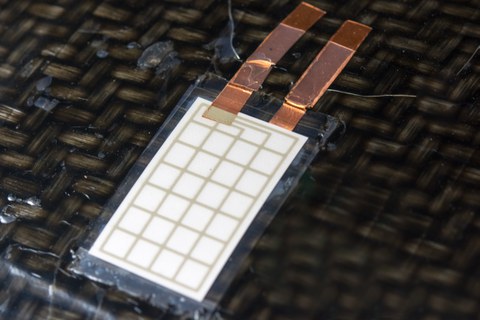 Detailaufnahme eines thermoplastverbundkompatiblen Piezokeramikmoduls.