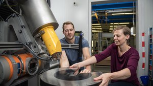 Ein Mann und eine Frau arbeiten am CT.
