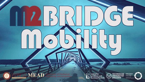 M2BRIDGE Mobility. Das Foto zeigt eine Brücke, welche über eine ebene Landschaft verläuft. Um die Brücke herum sind in regelmäßigen Abständen große Quadrate angebracht. Diese sind so angeordnet, das sie beim Blick über die gesamte Brücke eine Art Spirale 