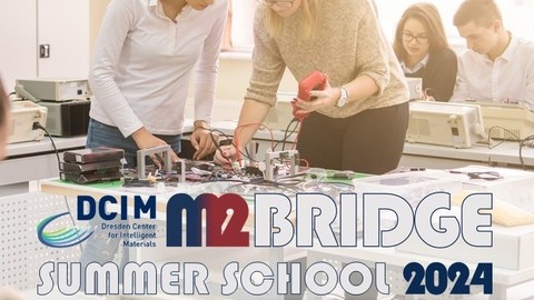 DCIM-M2BRIDGE Sommerschule 2024 Teaserbild mit Logos DCIM und M2BRIDGE. Auf dem Foto sind 4 Studierende, die in einem Übungsraum in zweier Gruppen zusammen an einem Elektroprojekt arbeiten.