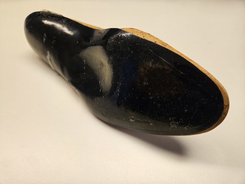 Insole: black surface of a sole.