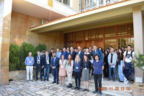 Gruppenfoto von lächelnden Menschen vor einem Gebäude