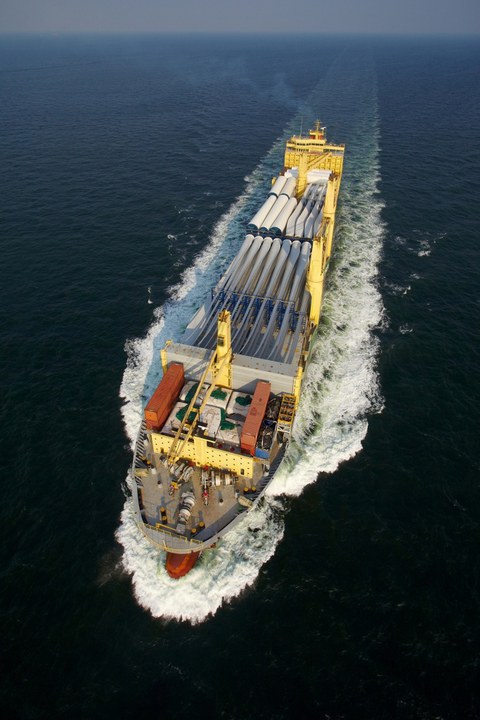 Image of a ship on the sea from a bird's eye view.