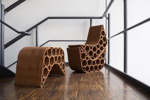 3D-gedruckte Sitzgruppe aus biologisch abbaubarem und recyclingfähigem Material. Drei identische Elemente, die flexibel positioniert und gestapelt werden können und unterschiedliche Sitzanordnungen ermöglichen.