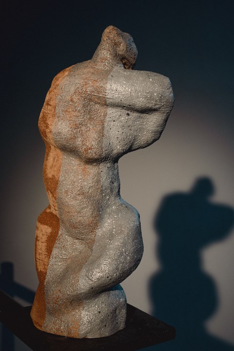 Skulptur: „Stehende weibliche Figur“. (ein weiblicher Torso, welcher sich im Hohlkreuz befindet. Eine theaterplastische Nachbildung nach Henry Moore mit einseitiger, eingefärbter Spritzkaschur aus Glutinleim. Die Figur hat eine Höhe von 54 cm.