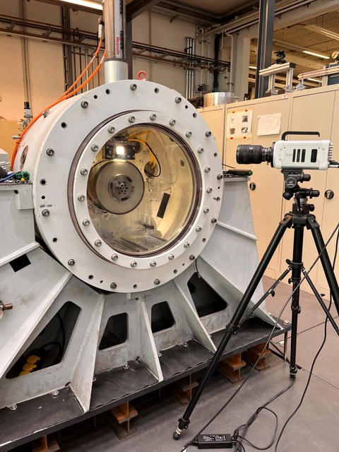 Foto des Rotorprüfstands am ILK mit einer Kamera vor dem Prüfstand.“
