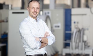 Portraitbild von Tino Mrotzek, stellv. Fachgruppenleiter Sonderwerkstoffe am ILK