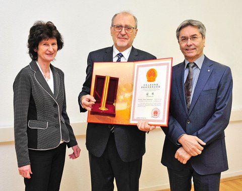 Dr. Eva-Maria Stange, Sächsische Staatsministerin für Wissenschaft und Kunst, sowie TUD-Rektor Prof. Hans Müller-Steinhagen gratulieren Prof. Werner Hufenbach zur Auszeichnung mit dem »International Scientific and Technological Cooperation Award 2016.« 